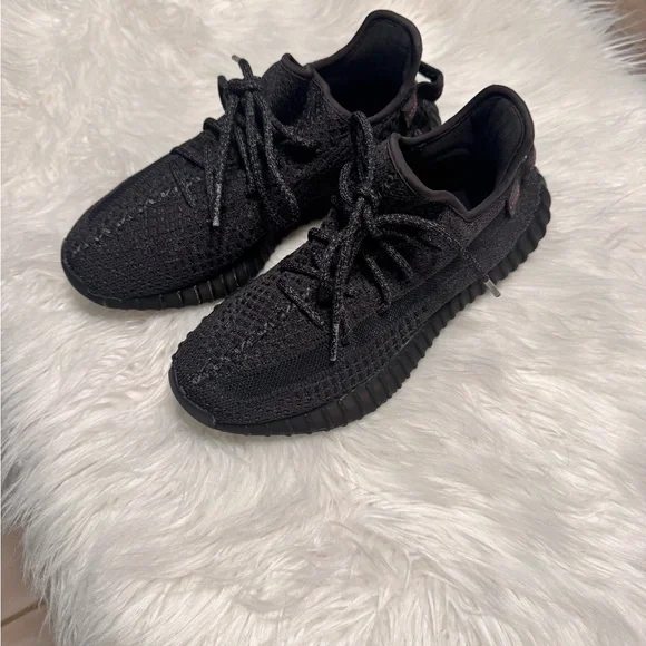 Sleek Black Knit Men's Sneakers - Picture 3 of 12